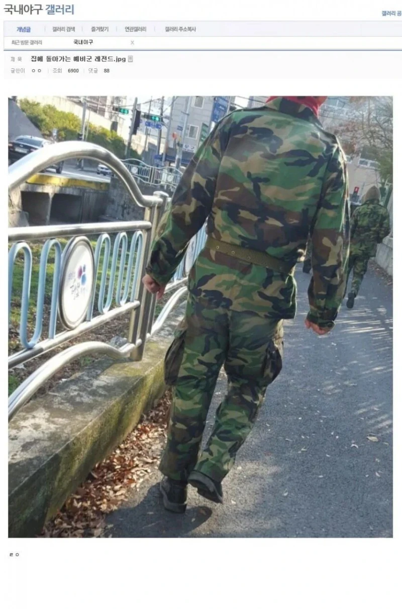 군필자만 안다는 뭔가 이상한 예비군 사진.jpg