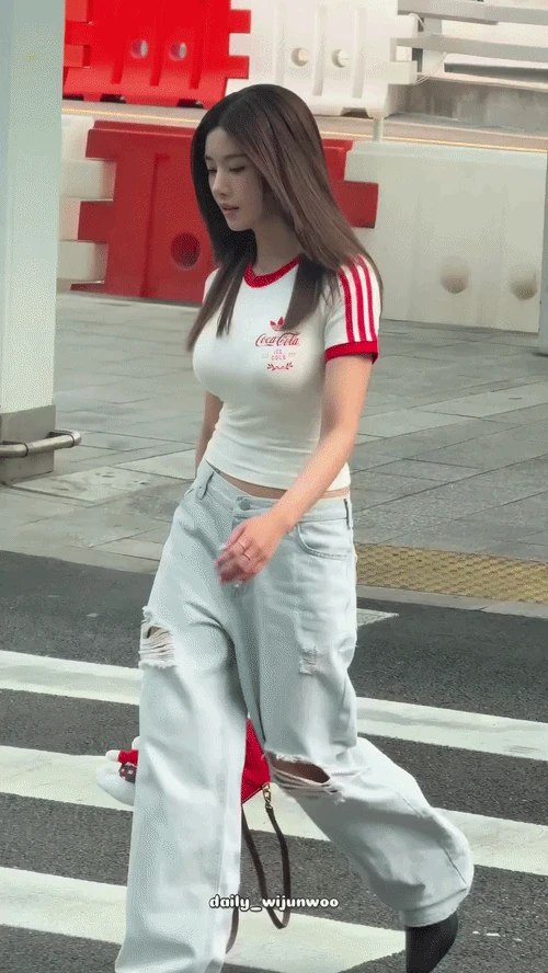 권은비 공항패션 가슴 드리블