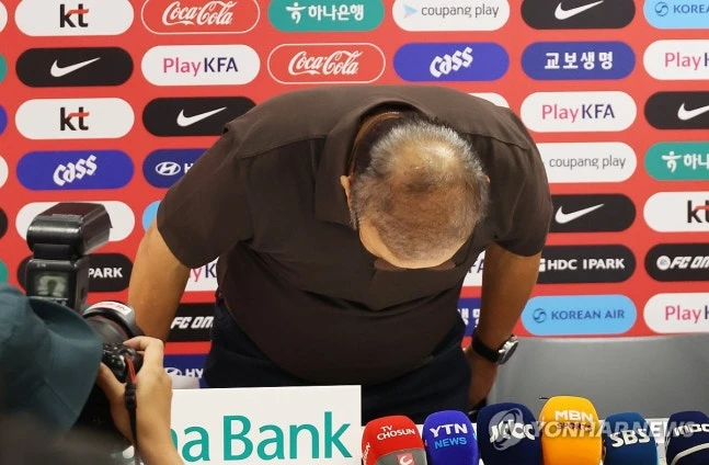 홍명보 감독 자진 사퇴→박항서 단장도 고개 숙여 사과…"뼈를 깎는 반성과 성찰로 미래 준비하겠다"