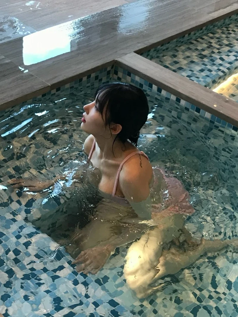 수영장 놀러간 처자