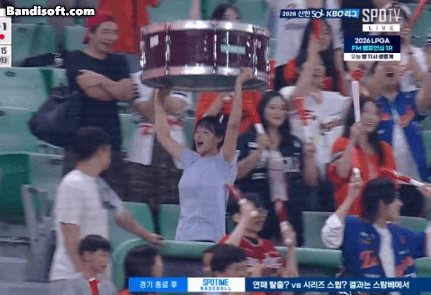 크게 지고있는데 주변에서 알짱거려 심기가 불편한 한화팬