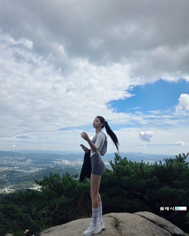 포켓걸스 연지은 숏 레깅스 등산룩-3