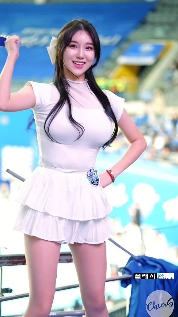 크기로 압도하는 김현영 치어리더-3