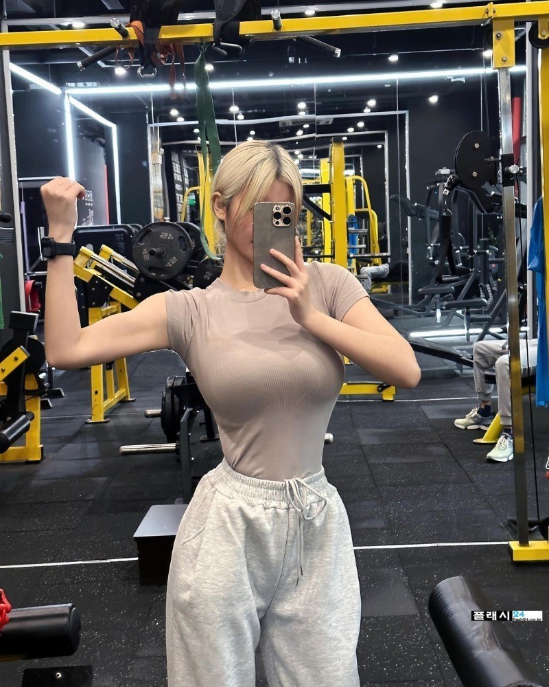 ㅇㅎ)AI인줄 알았다는 금 단발 누나-9