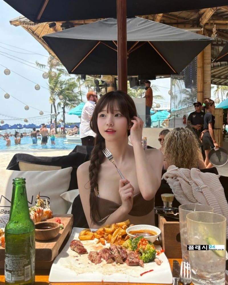 박민정 수영장 연두색 끈 수영복-4