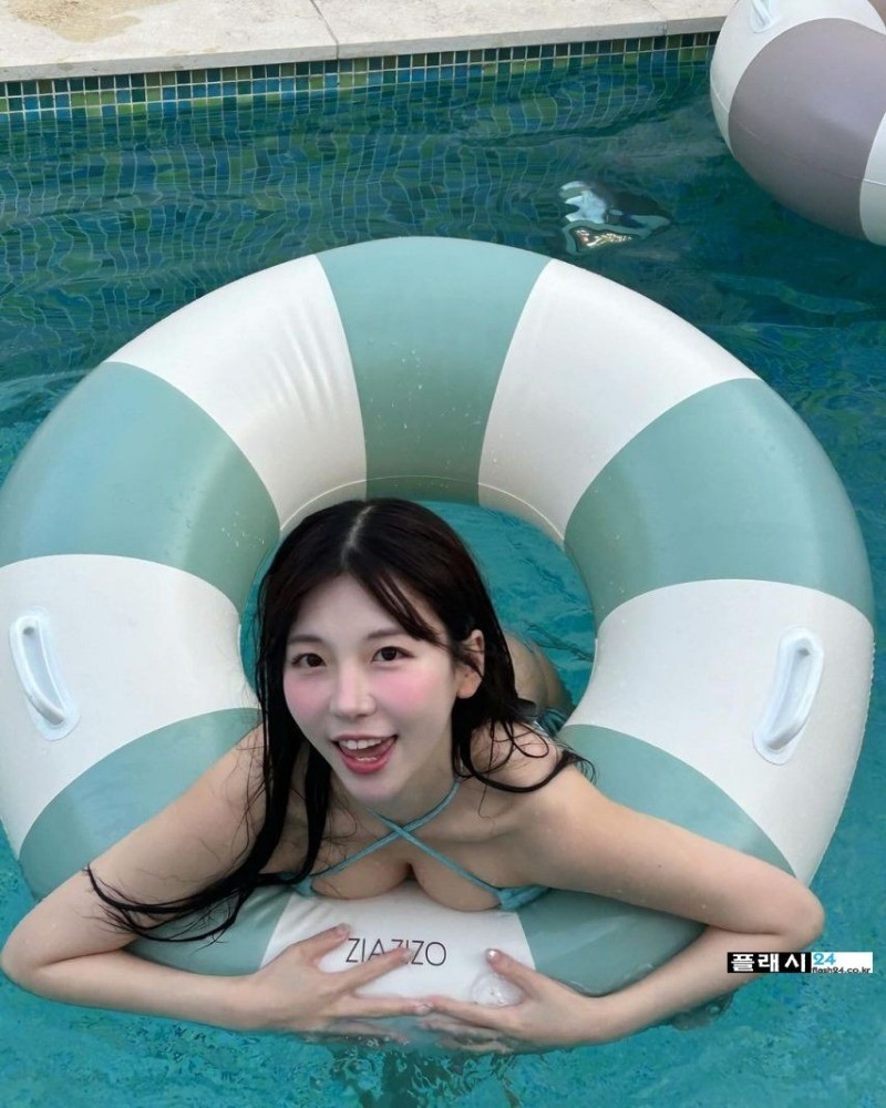 자세가 상당히 좋은 쏘블리 이소영 수영복-4