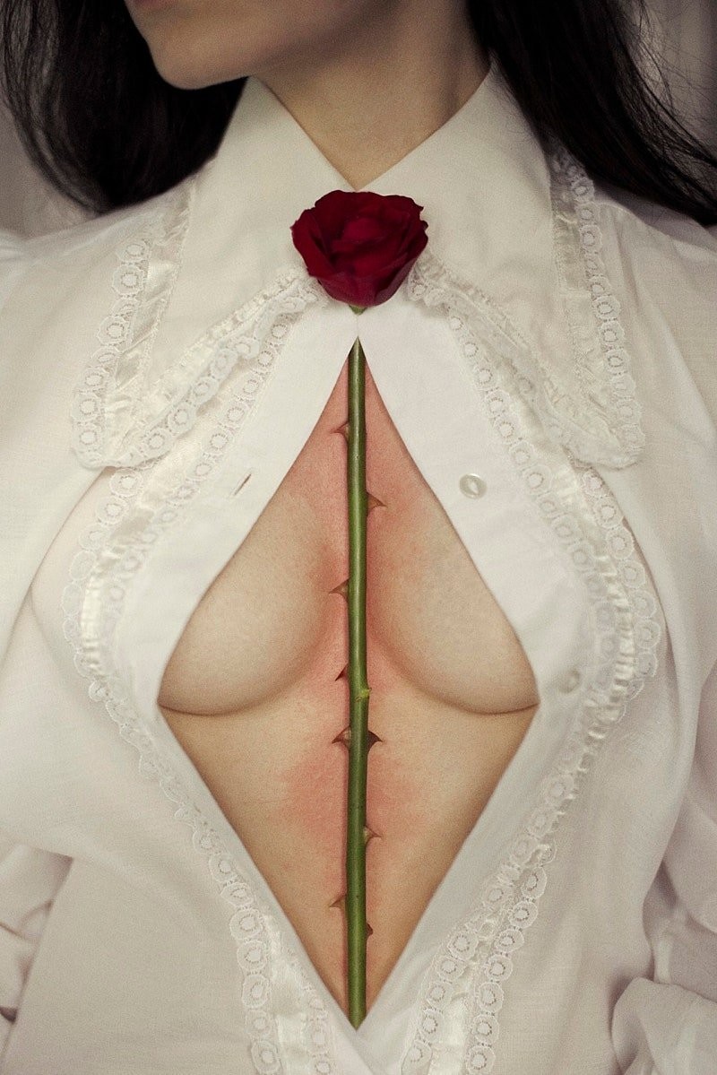 피부묘기증을 예술로 승화시킨 여자