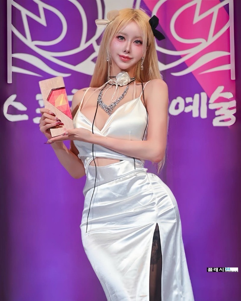 DJ 모델 마가린 옷차림 보소