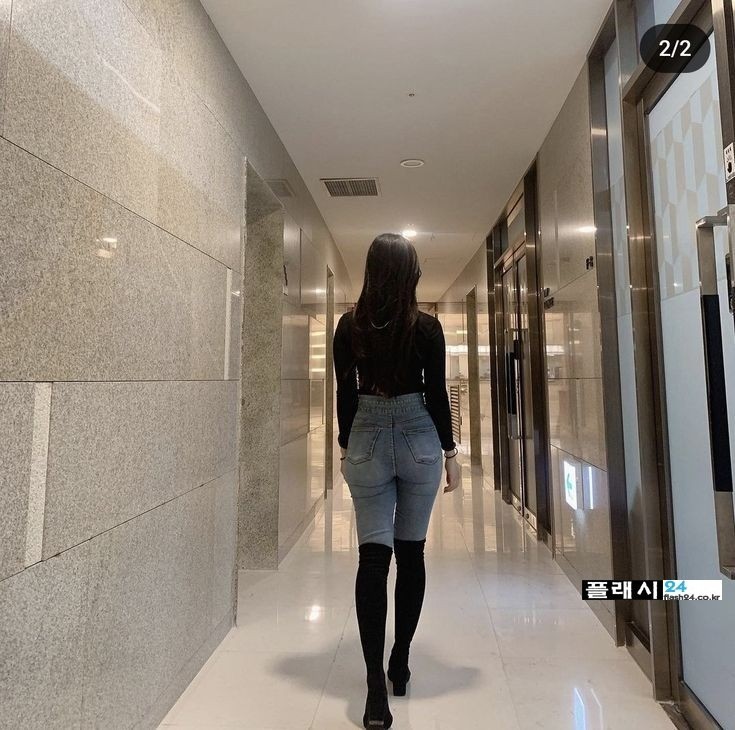 유난히 뒤태 사진만 올리시는분-4