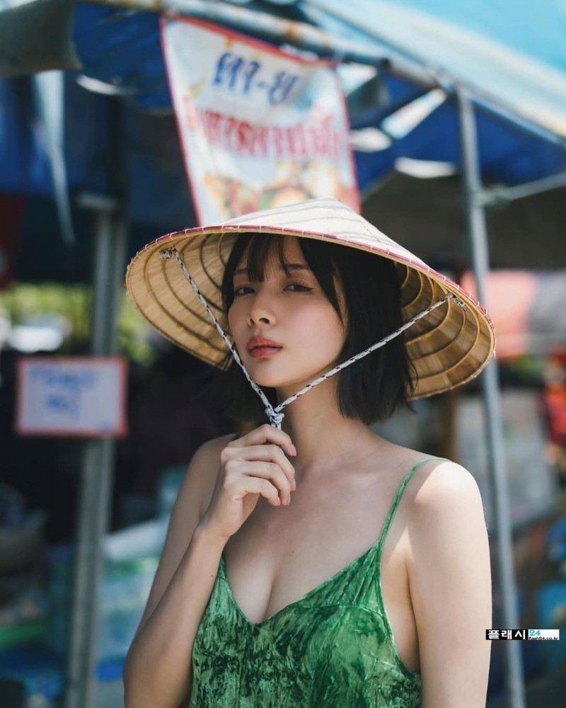 훌륭한 몸매의 일본 여자 프로 마작 기사-9