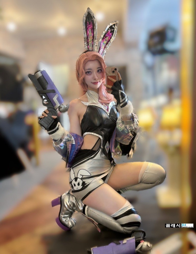 자세가 묘한 영덕 코스프레 모델-7