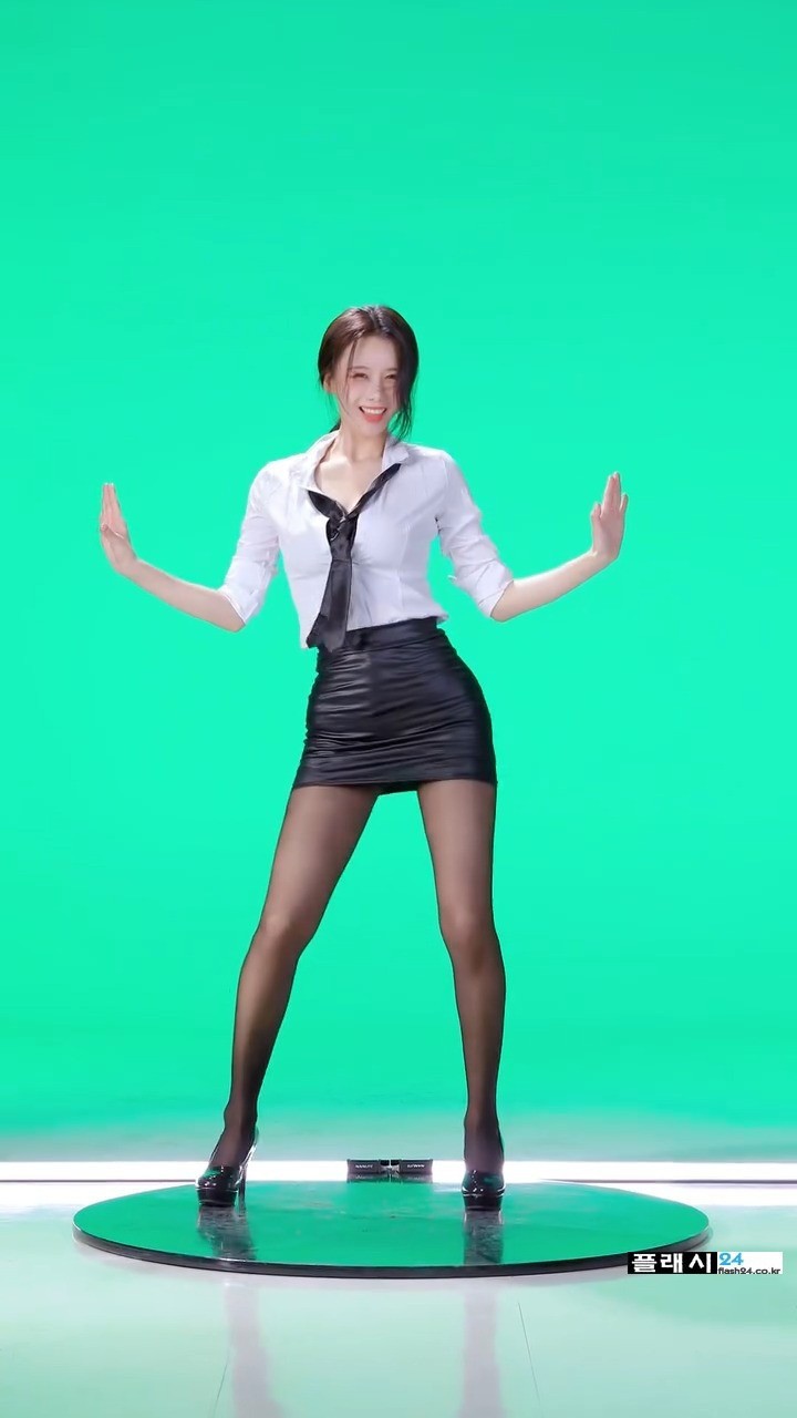 이아영 치어리더 가죽 오피스룩