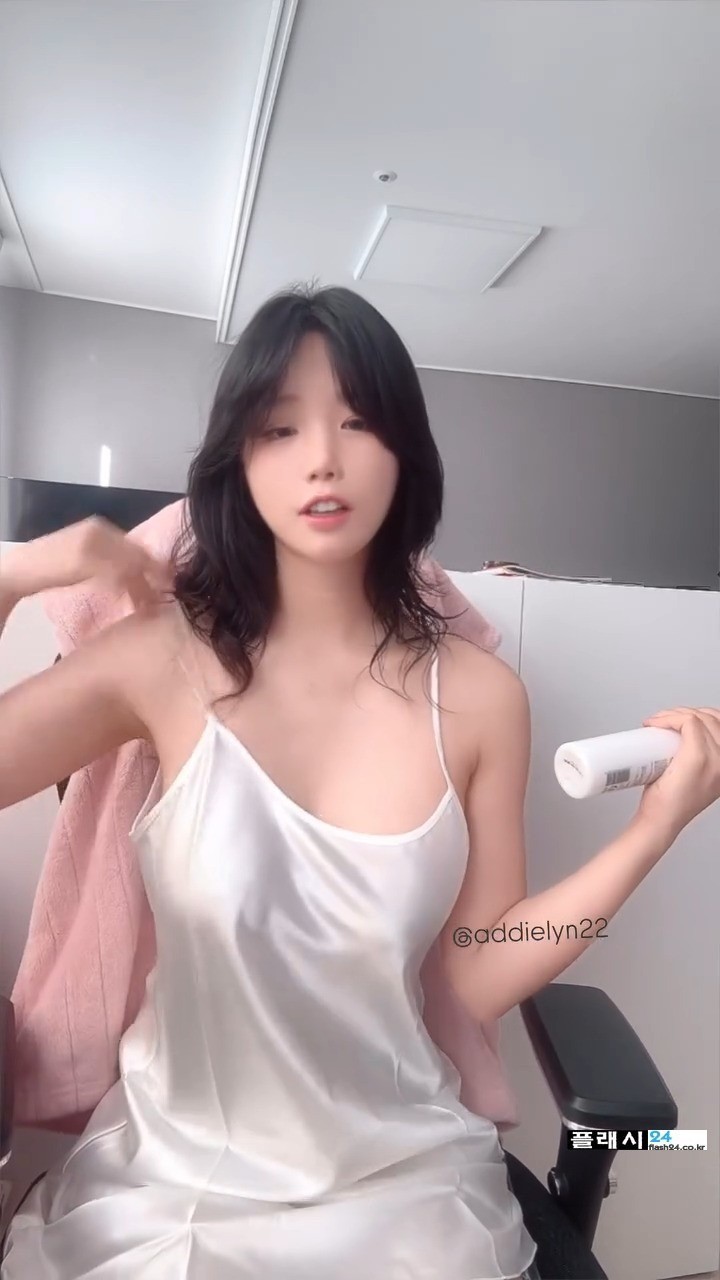 ㅇㅎ)옷이 흘러내려 사고 날뻔한 에디린