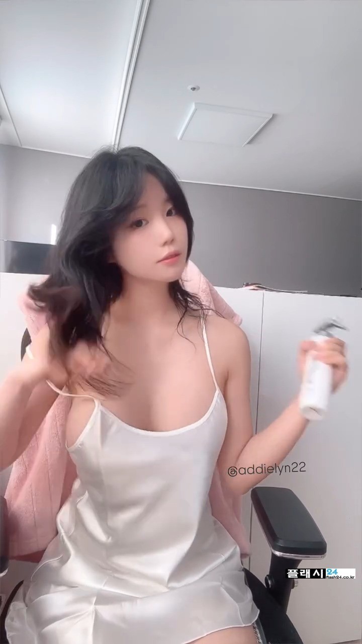 ㅇㅎ)옷이 흘러내려 사고 날뻔한 에디린-2