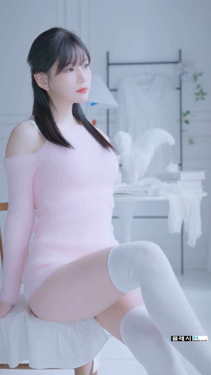 자세 잡는 모델 희솔 핑크 스웨터