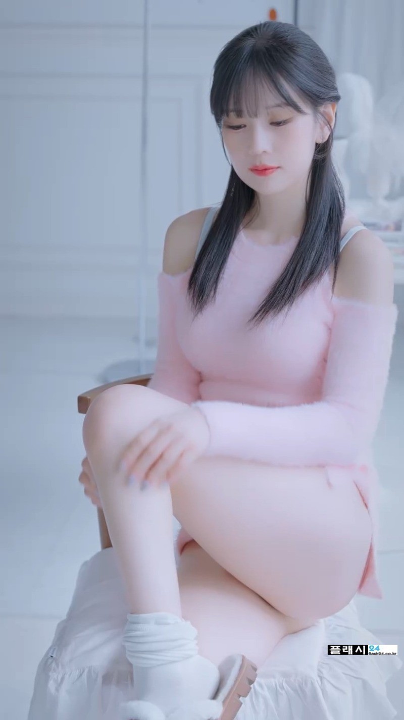 자세 잡는 모델 희솔 핑크 스웨터-3