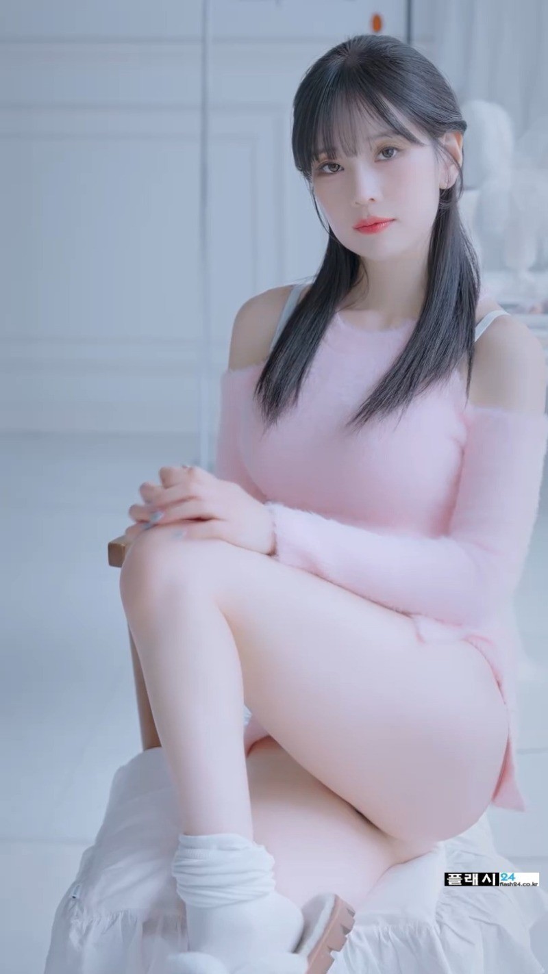 자세 잡는 모델 희솔 핑크 스웨터-4