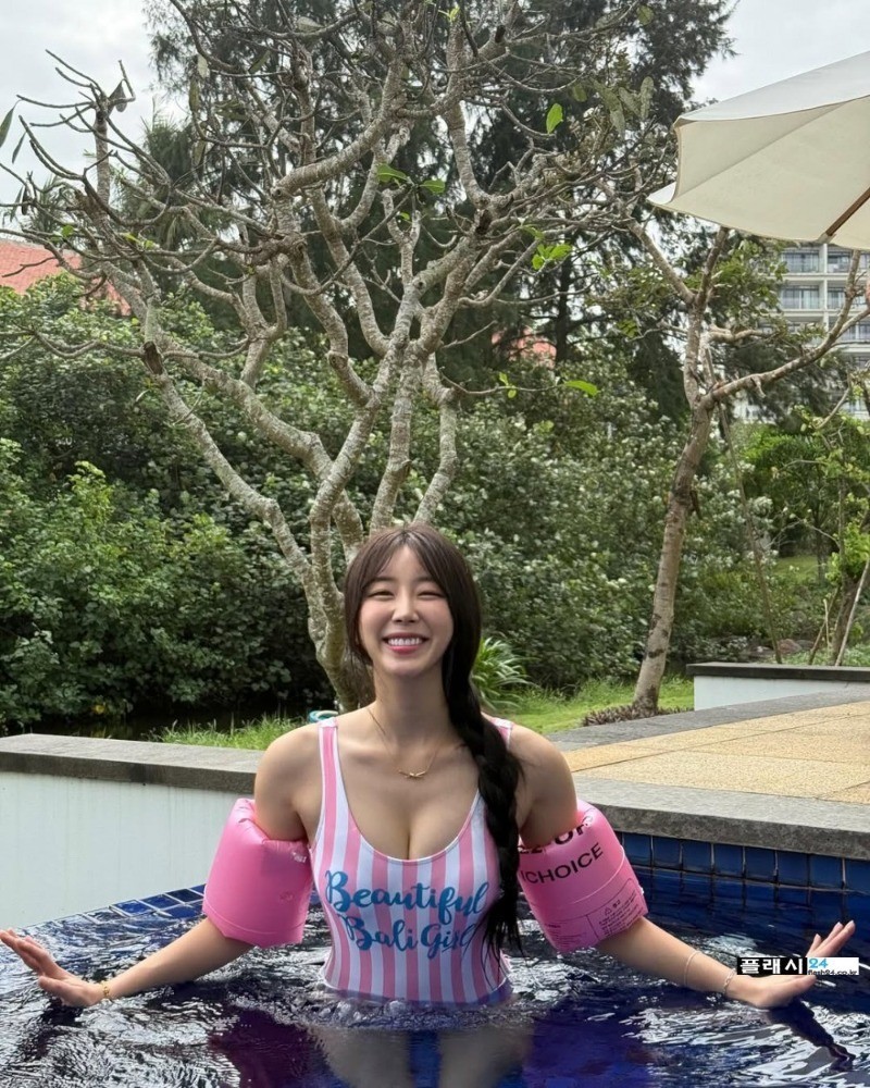 안지현 치어리더 줄무늬 핑크 수영복-2