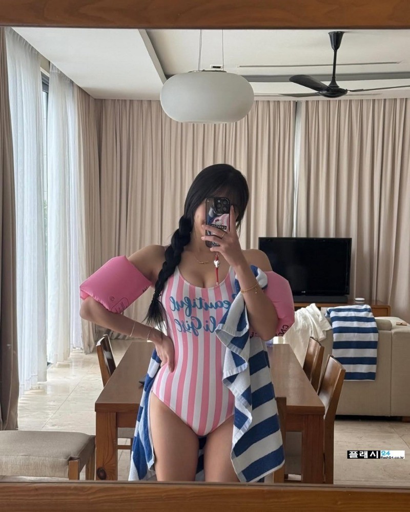 안지현 치어리더 줄무늬 핑크 수영복-4