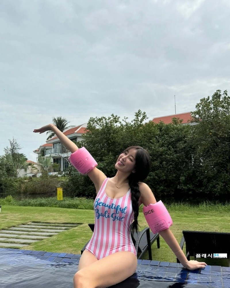 안지현 치어리더 줄무늬 핑크 수영복-6