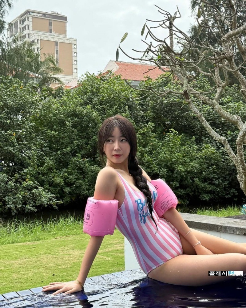 안지현 치어리더 줄무늬 핑크 수영복-8