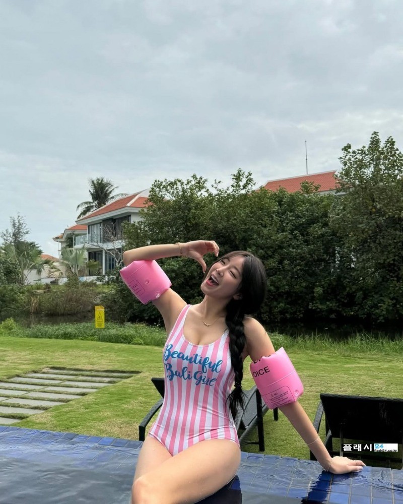 안지현 치어리더 줄무늬 핑크 수영복-10