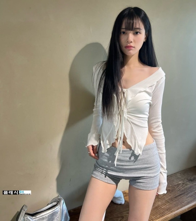 96년생 김희재 모델 편안한 옷차림