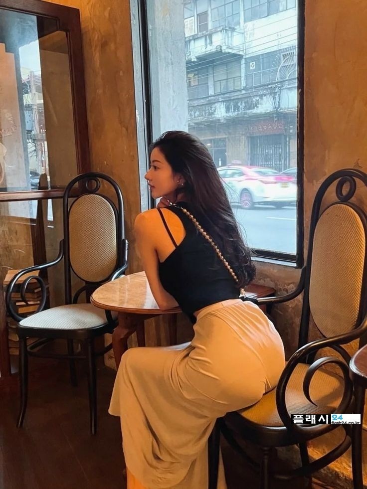 ㅇㅎ)눈 돌아가는 처자의 뒤모습