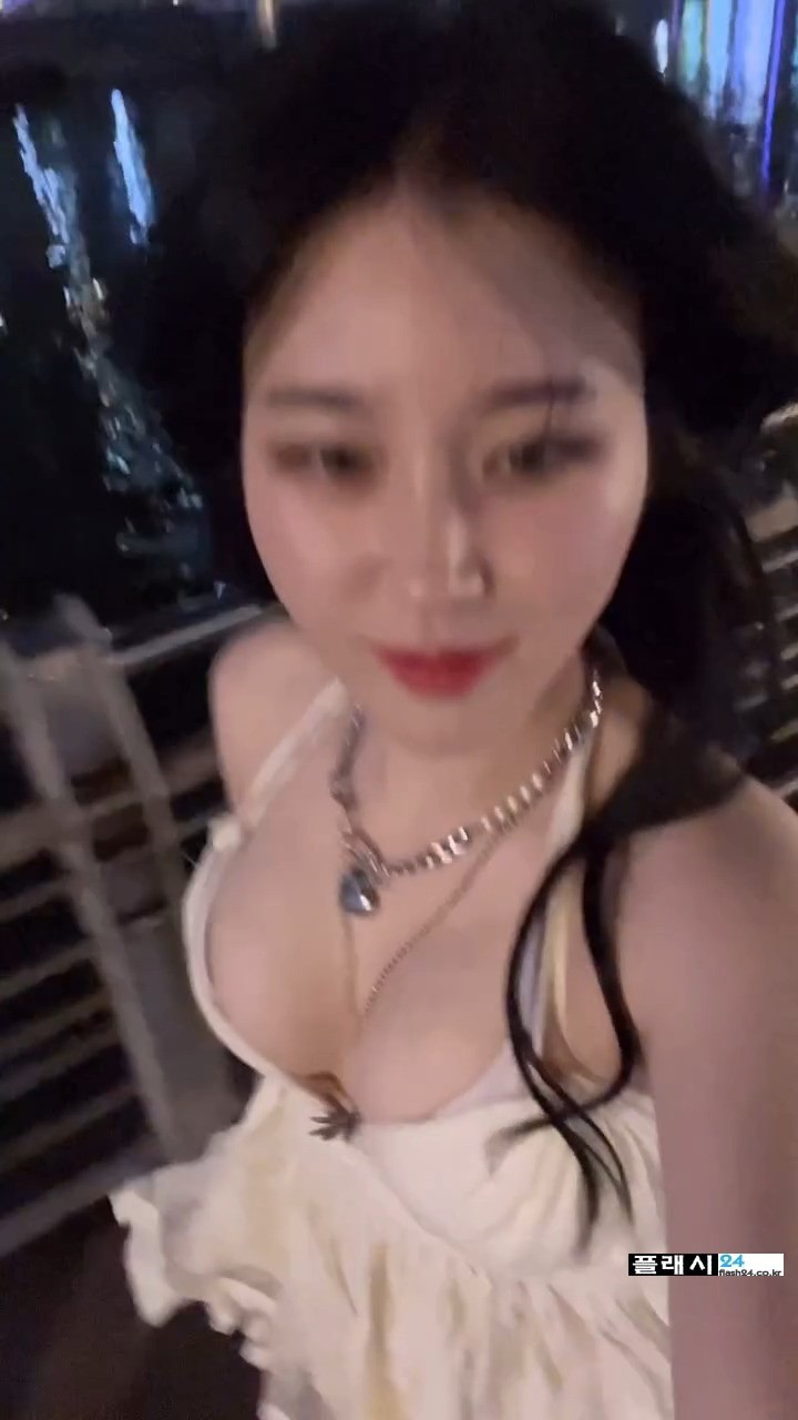 밤거리 걸어가는 모델 김우현 드리블