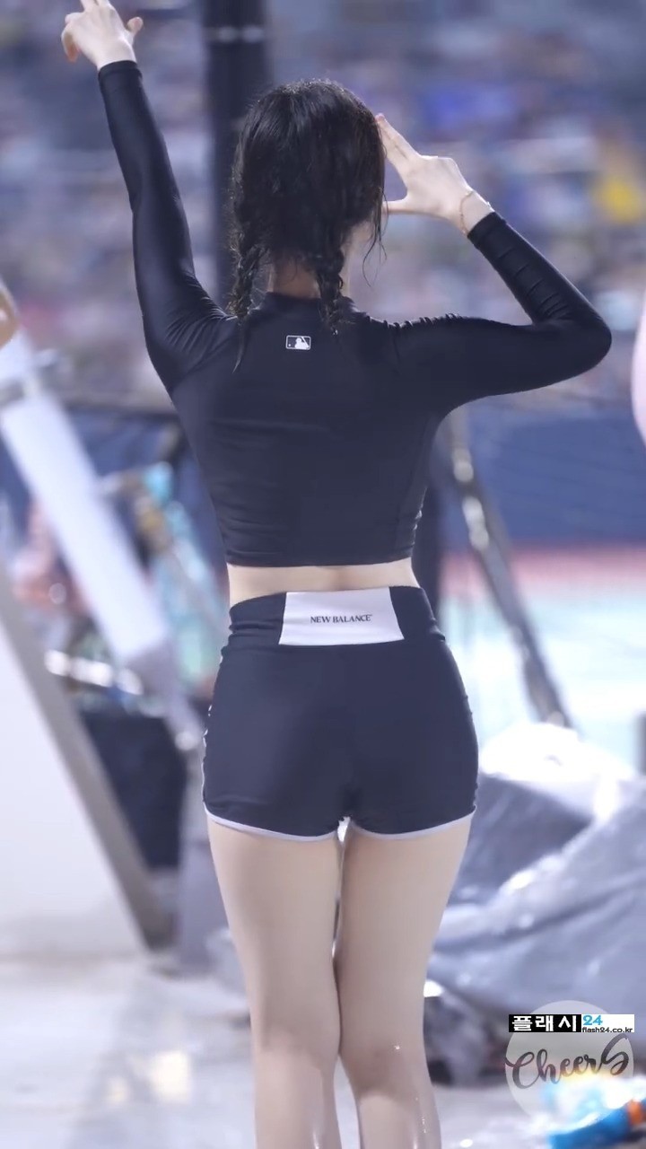 장유진 치어리더 래시가드 뒷태-2