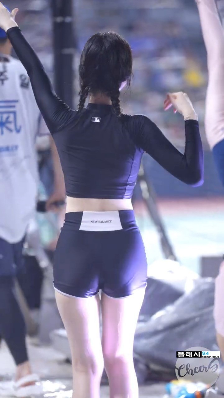 장유진 치어리더 래시가드 뒷태-3