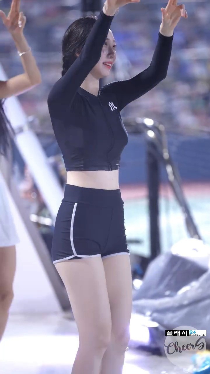 장유진 치어리더 래시가드 뒷태-4