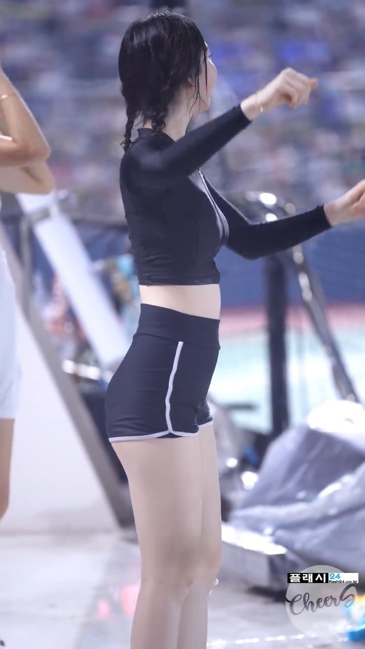 장유진 치어리더 래시가드 뒷태-6