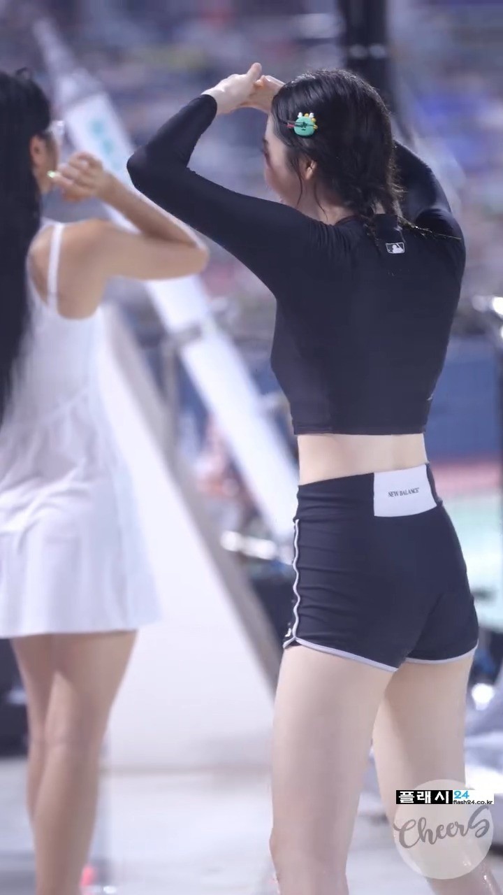 장유진 치어리더 래시가드 뒷태-11