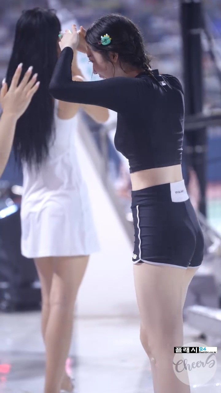 장유진 치어리더 래시가드 뒷태-13