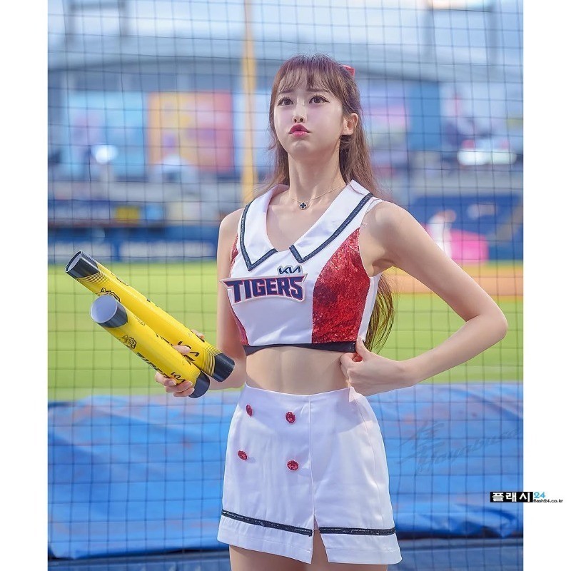 ㅇㅎ)한손에 쏘옥 들어오는 정가예 치어리더 허리-15