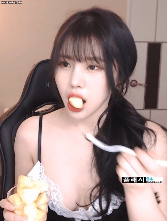 과일 먹는 BJ 파닥 좋은 착장-3