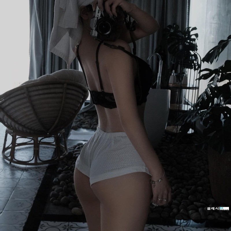 여행간 여자친구의 호텔 편안한 옷차림-3