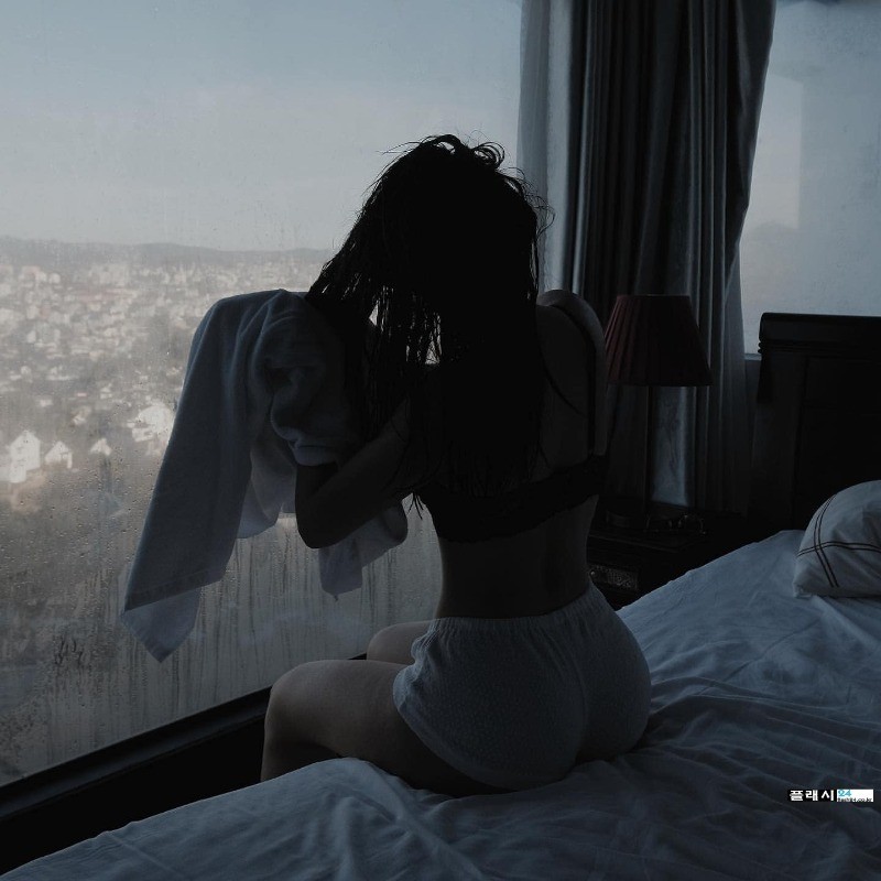 여행간 여자친구의 호텔 편안한 옷차림-8