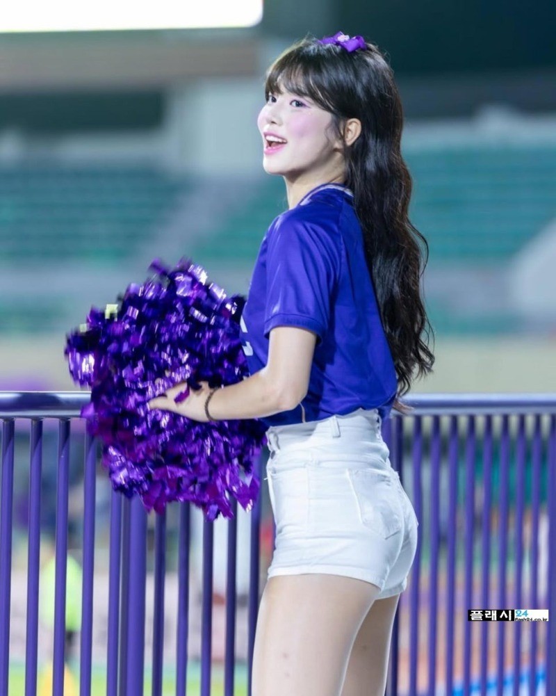 깨끗한 외모의 치어리더 박지영