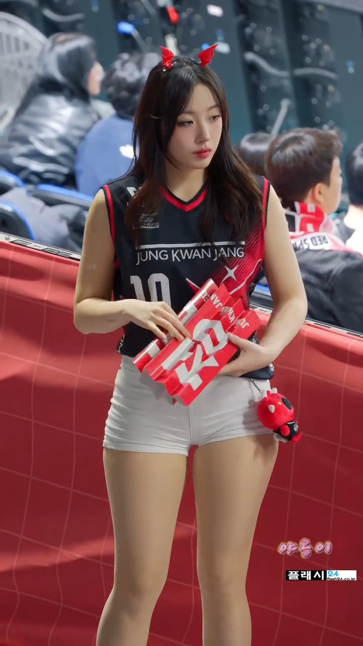 박혜민 치어리더 힙라인 좋은 흰팬츠