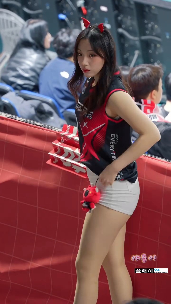 박혜민 치어리더 힙라인 좋은 흰팬츠-4