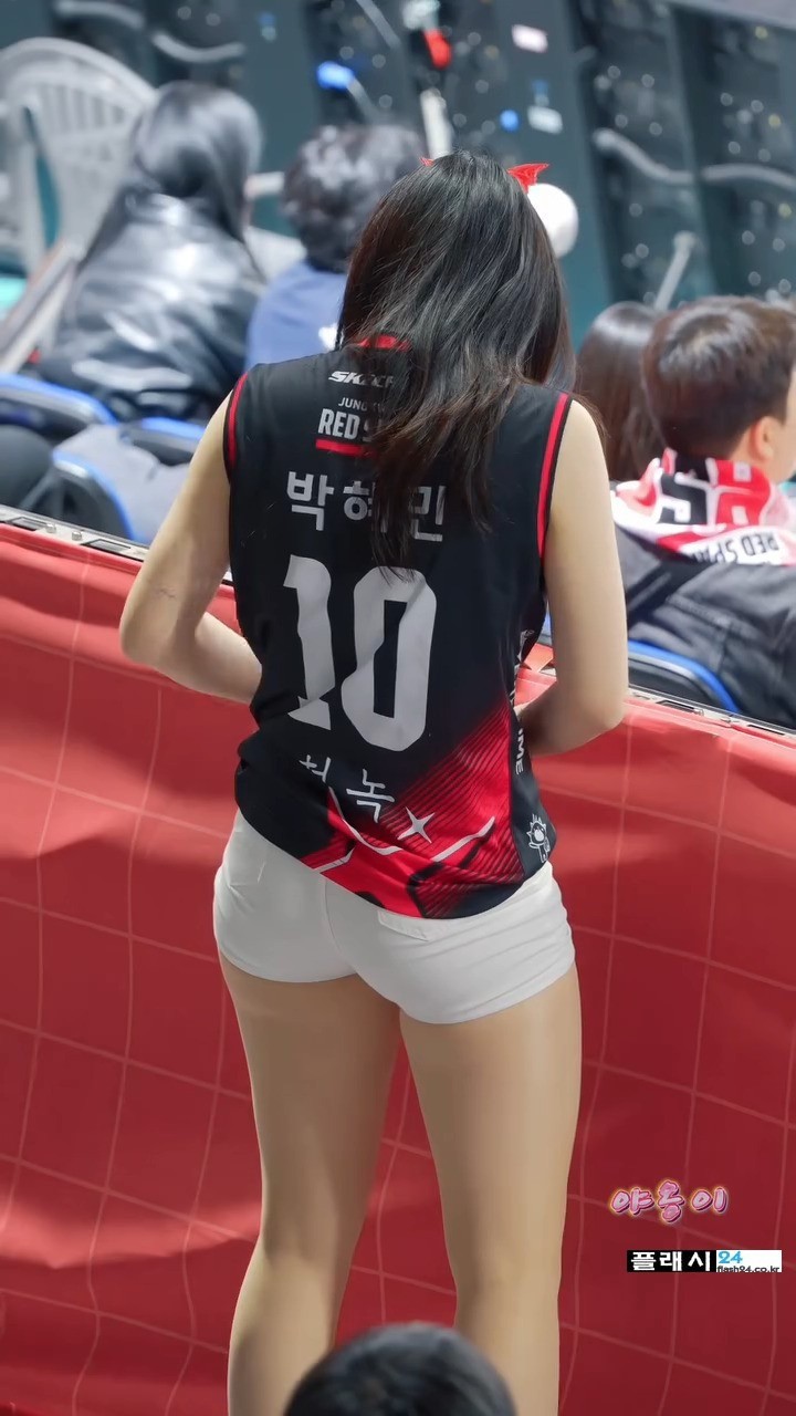 박혜민 치어리더 힙라인 좋은 흰팬츠-5