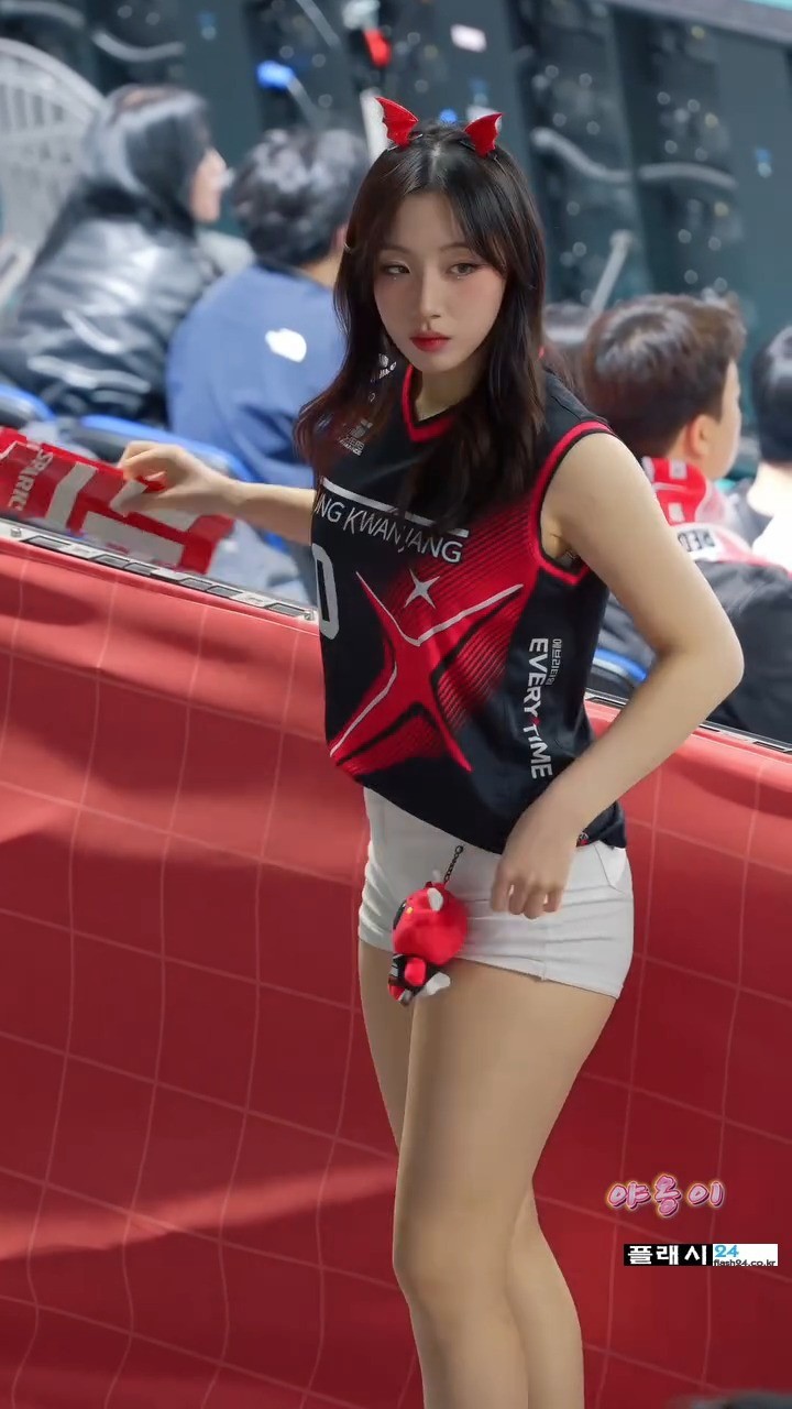 박혜민 치어리더 힙라인 좋은 흰팬츠-6