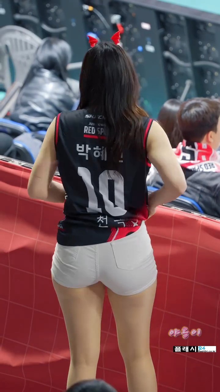 박혜민 치어리더 힙라인 좋은 흰팬츠-7