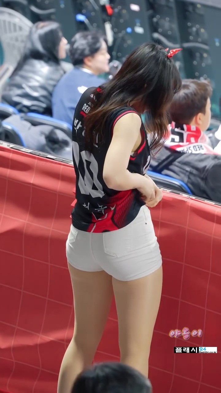 박혜민 치어리더 힙라인 좋은 흰팬츠-10