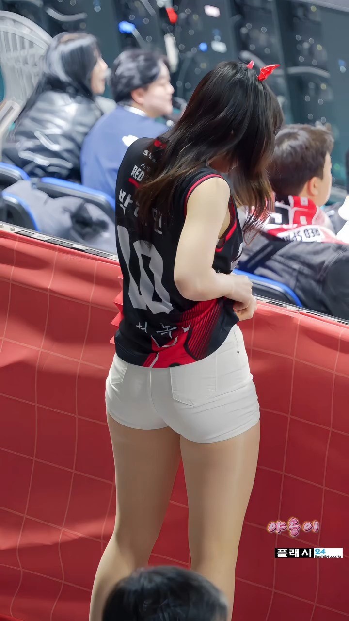 박혜민 치어리더 힙라인 좋은 흰팬츠-11