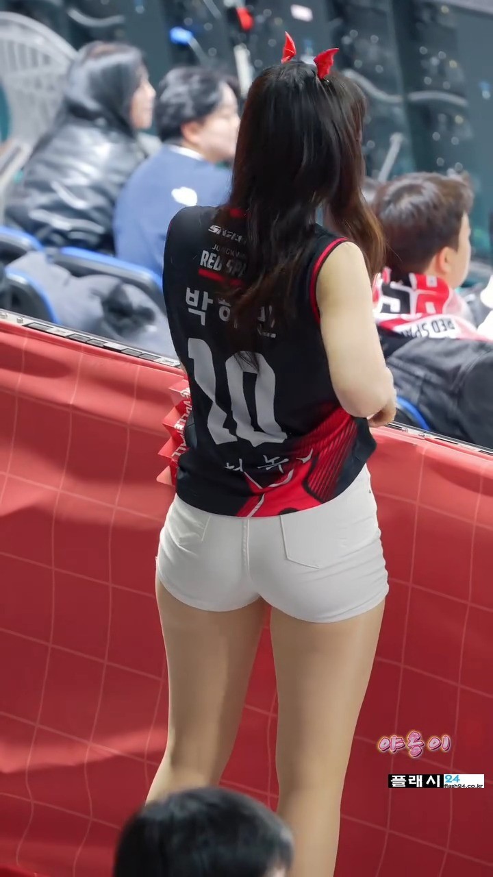 박혜민 치어리더 힙라인 좋은 흰팬츠-12