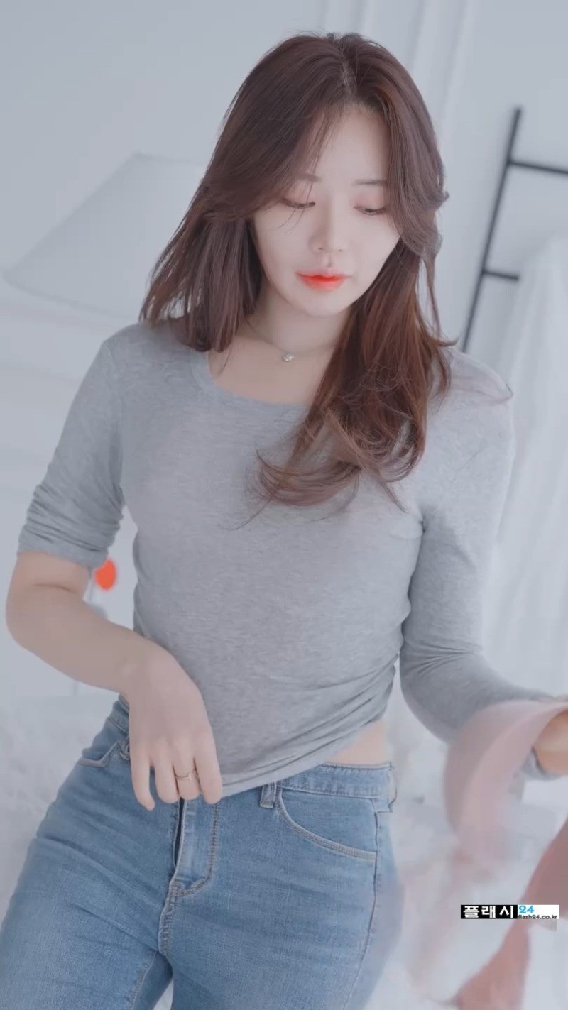 답답함을 못견디는 모델 벨라