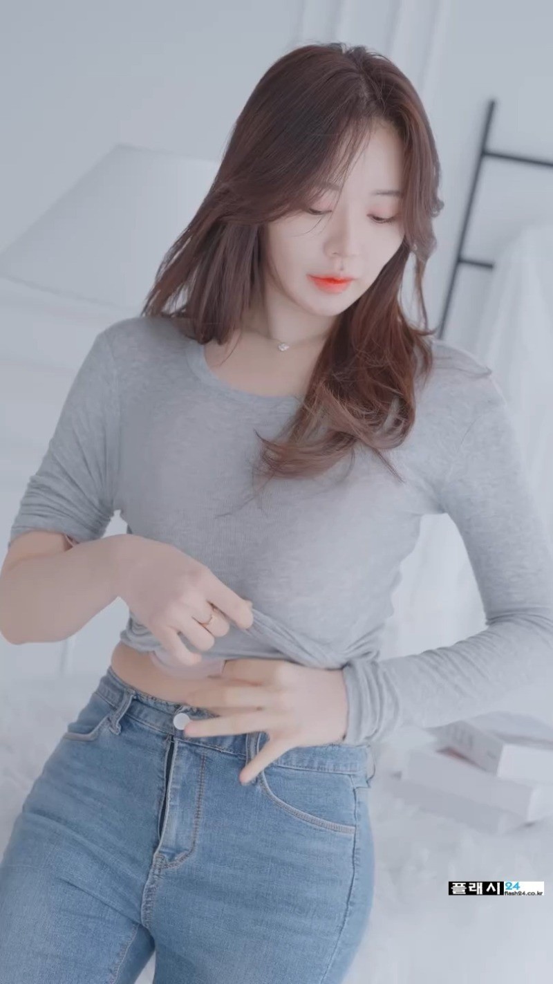 답답함을 못견디는 모델 벨라-2